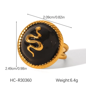 Détail du relief de serpent doré sur bague émaillée noire avec dimensions précises