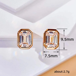 Μινιμαλιστικά τετράγωνα σκουλαρίκια emerald cut με χρυσό δέσιμο και μέγεθος 9,5 mm