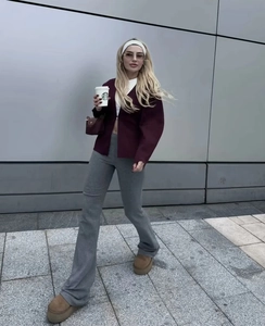 Blazer chic violet foncé pour femme avec crop top blanc et pantalon évasé à taille haute