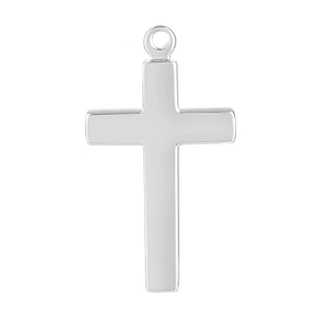 Vue détaillée d'un pendentif croix en acier titane argenté avec une finition polie
