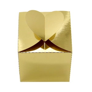 Détail de boîte à bonbons carrée dorée avec fermeture pliante en forme de cœur chic