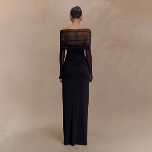 Vue arrière détaillée d'une robe de soirée noire épaules dénudées avec résille et fronces