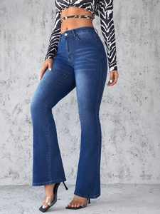 Détail du jean évasé taille haute bleu avec braguette à boutons et délavage vintage