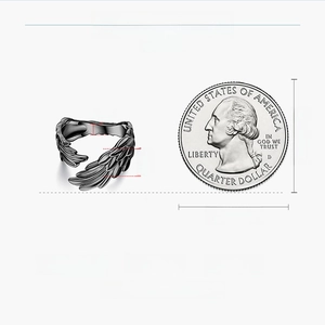 Detailansicht des S925 Sterling Silber Flügelrings mit Größenvergleich zu einer Münze