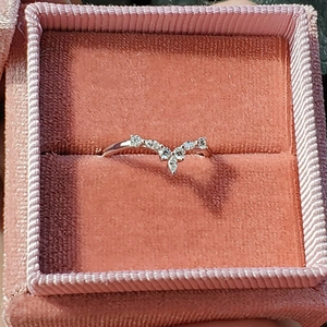 Eleganter V-förmiger Silberring mit Zirkonia-Steinen in einer rosa Samt-Schmuckschatulle