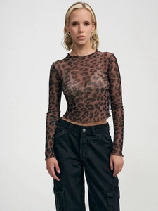 Dettaglio del tessuto mesh trasparente con stampa leopardata e bordo a lattuga da donna