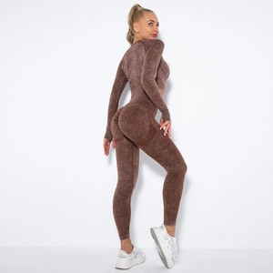 Detailsicht der nahtlosen Peach-Lift-Leggings und des langärmeligen Crop-Tops in Kaffeebraun