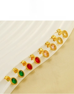 Dettaglio degli orecchini vintage con zirconi ovali in quattro colori eleganti