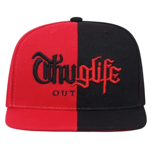 Cappellino snapback bicolore rosso e nero con ricamo gotico Thuglife e OUTLAW