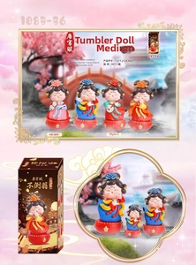 Dettaglio delle bambole stile Tang con dimensioni 7,2x7,2x14,3 cm e confezione regalo