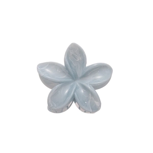 Pince à cheveux fleur bleu clair en acrylique avec motif marbré élégant sur fond blanc