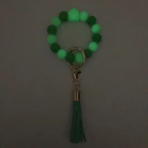 Bracciale portachiavi con perle in silicone luminose, anello in metallo e nappa verde