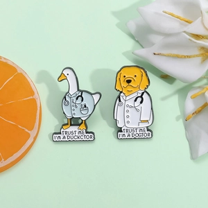 Broche En Émail Dessin Animé Animal Docteur Pin Alliage Duckctor Dogtor Thème Bijoux Pour Sac À Dos Veste