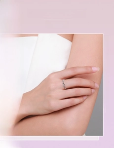 Detail of s925 silver ring featuring heart-shaped hollow design with zircon stones