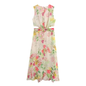 Robe longue d'été sans manches à fleurs avec découpes en mousseline de couleur crème