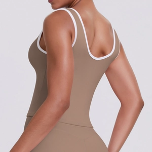 Détail du débardeur de yoga marron avec liseré blanc contrasté et dos en forme de U