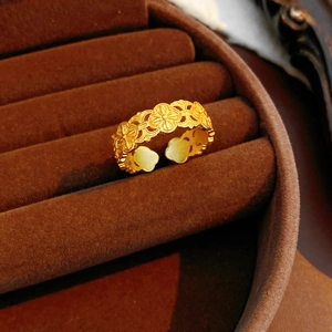 Vue macro détaillée de la bague fleurie vintage plaquée or avec filigrane sur velours