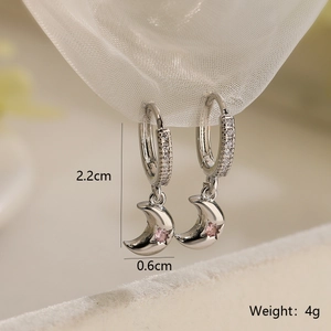 Vue détaillée des boucles d'oreilles lune et étoile dorées, dimensions 2.2cm sur 0.6cm