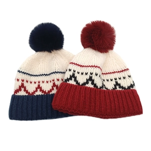Berretti invernali da donna in maglia jacquard con pompon e paraorecchie in rosso e blu