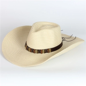 Detail eines handgewebten Stroh-Cowboyhuts mit braunem Lederband und Ethno-Perlen