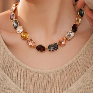 Collana vintage dorata con cristalli colorati irregolari indossata da una modella