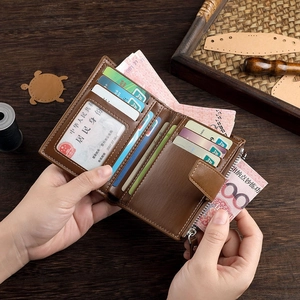 Portafoglio classico da uomo in pelle marrone con scomparti carte e tasca con zip