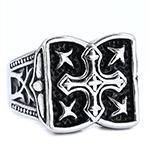 Nahaufnahme des Vintage-Punk-Kreuzrings mit geschwärzten geometrischen Gravuren