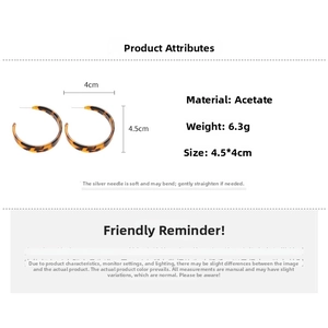 Vue détaillée des boucles d'oreilles en acétate léopard en forme de C avec dimensions