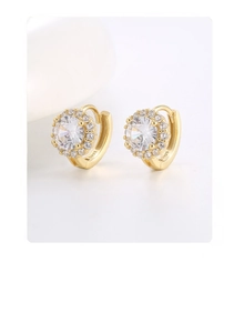 Vue macro de boucles d'oreilles créoles en argent S925 avec zircons blancs et plaqué or