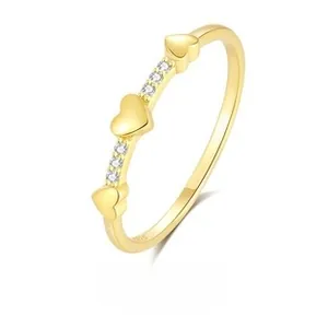 Dettaglio dell'anello in argento 925 placcato oro con zirconi e cuori incisi a mano