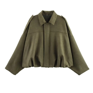 Détail de la texture en similicuir suédé vert armée sur ce blouson aviateur décontracté