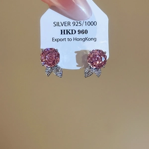Makroaufnahme von S925 Sterlingsilber Ohrsteckern mit rosa Rosenblüten und Zirkonia