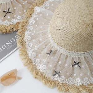 Chapeau de paille avec broderie en dentelle blanche et nœuds noirs pour femmes