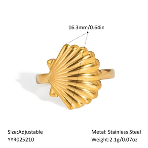 Vue détaillée d'une bague coquillage dorée réglable en acier inoxydable de 16,3 mm