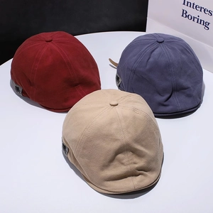 Drei japanische Baumwoll-Barette in Rot, Blaugrau und Beige auf einem weißen Tisch