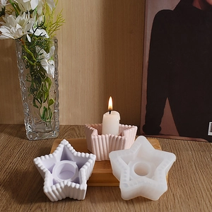 Vue détaillée du moule en silicone étoilé avec texture rayée pour bougeoirs DIY