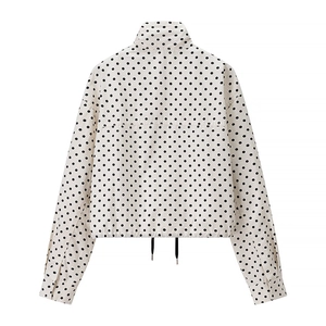Rückansicht der beigen Polka-Dot-Jacke mit verstellbarem Kordelzug am Saum und Stehkragen