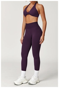 Nahaufnahme des lila Yoga-Sets mit Fokus auf den hohen Bund und das geknotete Top