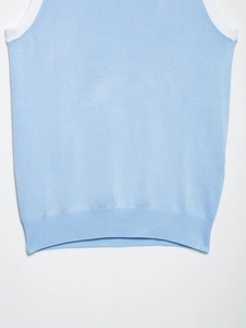 Detailansicht der hellblauen Strickweste mit weißem Kontrastrand und feiner Struktur
