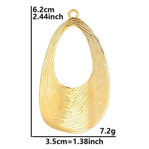 Golden teardrop earring with wood grain texture and 6.2cm length detail dimension