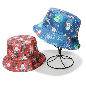 Bobs de Noël festifs avec motifs de bonshommes de neige et flocons en rouge et bleu