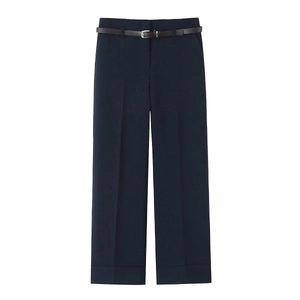 Pantalon décontracté bleu foncé pour femme avec ceinture noire et plis marqués sur fond blanc