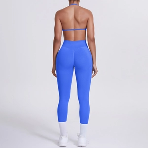 Dettaglio del reggiseno yoga blu Klein senza schienale e leggings a vita alta su modella