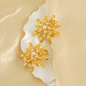 Boucles d'oreilles fleurs avec perles plaqué or 18 carats au design floral élégant pour femme