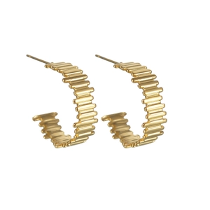 Minimalist gold-plated C-shaped hoop earrings with horizontal ribbed texture