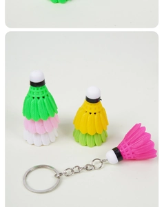 Detalle de mini llaveros de bádminton de PVC en colores rosa, verde, amarillo y blanco