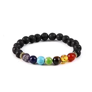 Detalle de piedras de lava de 8mm y siete piedras de chakra en pulsera elástica de yoga