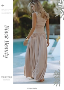 Dettaglio dell'abito beige senza maniche con eleganti increspature e trama del tessuto drappeggiato