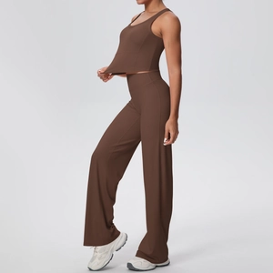 Vista laterale del set yoga marrone scuro con pantaloni a gamba larga e crop top