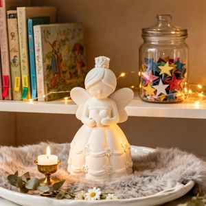 Figurine d'ange blanc avec détails de cœur et robe fleurie pour décoration d'intérieur